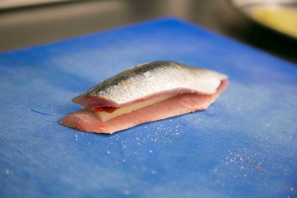 Rellenamos las sardinas intercalando lomo de sardina, queso, pimiento, lomo de sardina.