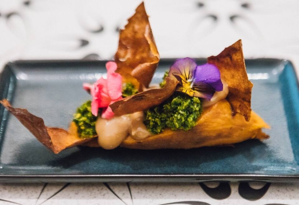 Boniato asado, chutney de cilantro y praliné de ajo asado Boniato asado, chutney de cilantro y praliné de ajo asado