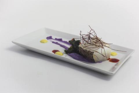 Taco de bacalao con parmentier de patata violeta y alga wakame