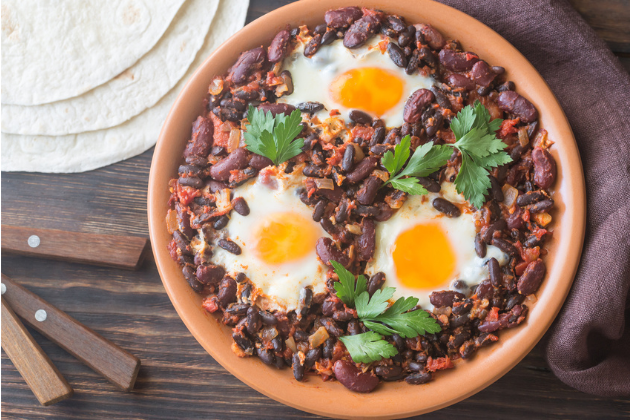 Alubias con huevos al horno