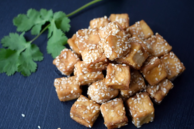 Tofu frito con semillas de sésamo