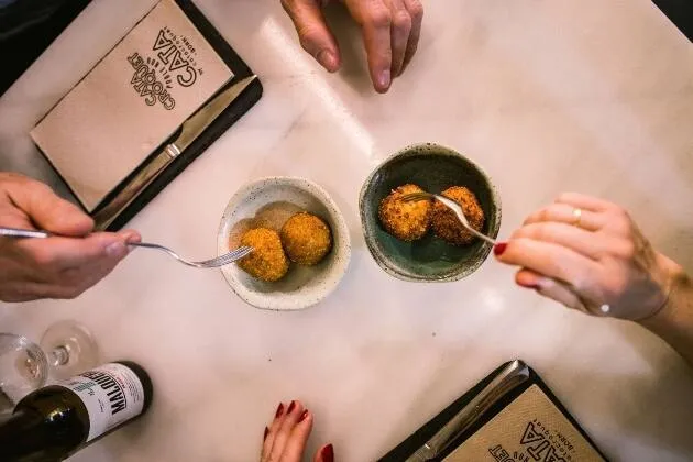 Vive una magnífica tarde de croquetas y cervezas en Cata by Catacroquet