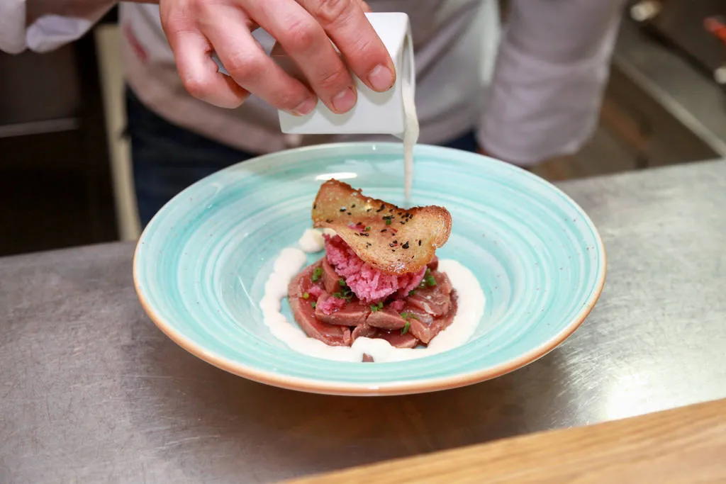 Tataki de atún con crema de almendras y granizado de uva