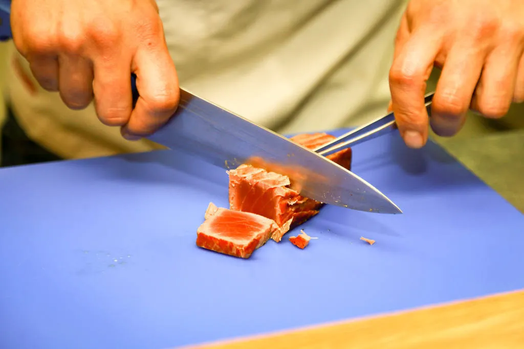 Tataki de atún con crema de almendras y granizado de uva