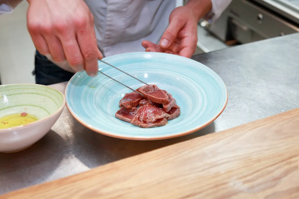 Tataki de atún con crema de almendras y granizado de uva