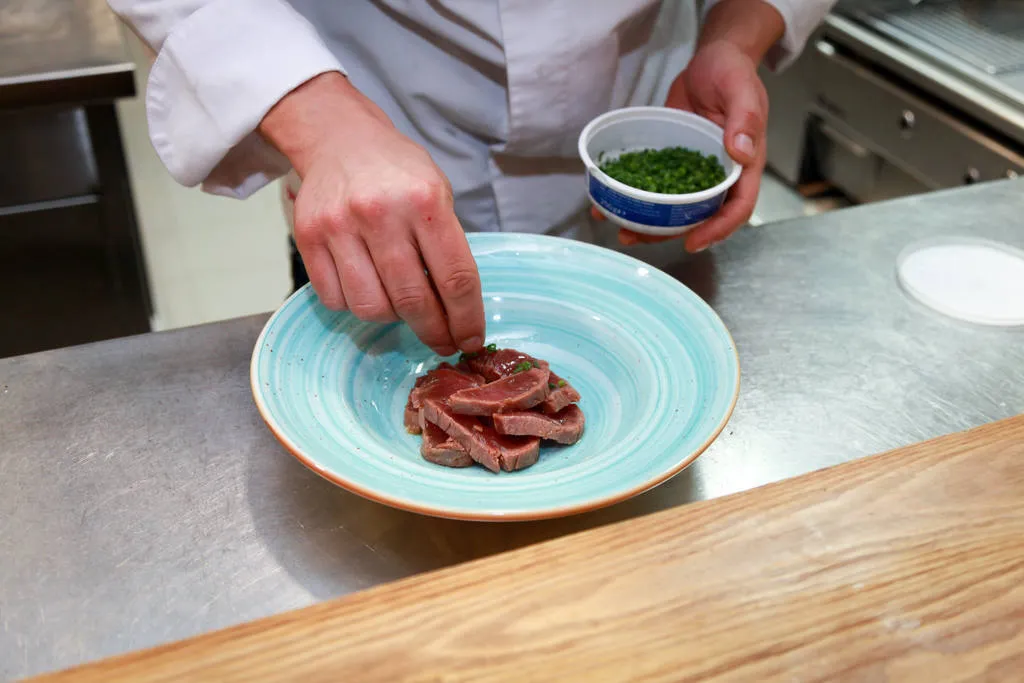 Tataki de atún con crema de almendras y granizado de uva