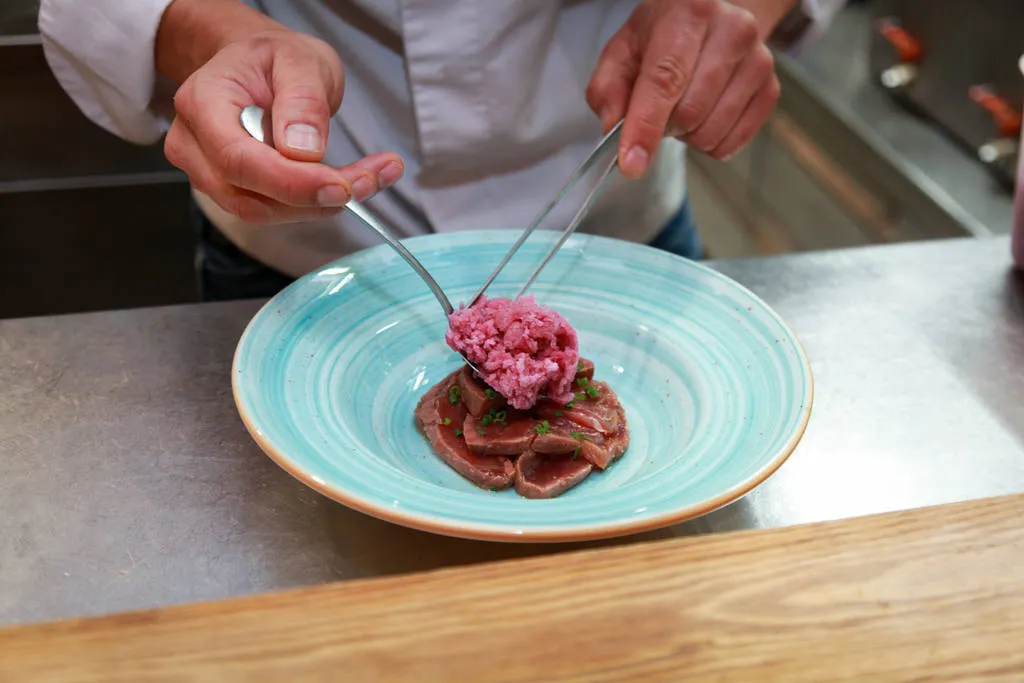 Tataki de atún con crema de almendras y granizado de uva