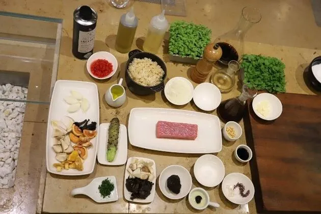 Tataki de atún con fricandó marinero de ventresca de atún y setas silvestres