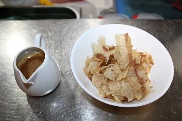 Huevos rotos con tartar de atún