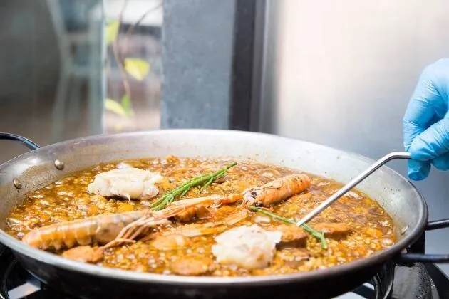 Arroz mar y montaña con pies de cerdo