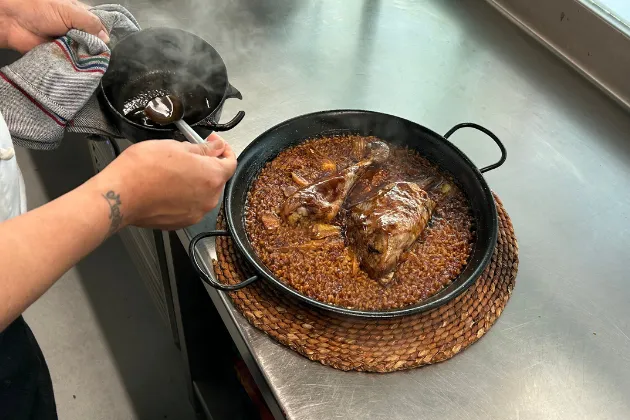 Arroz con Carxofa Prat y pollo ‘pota blava’ de 9Cèntric