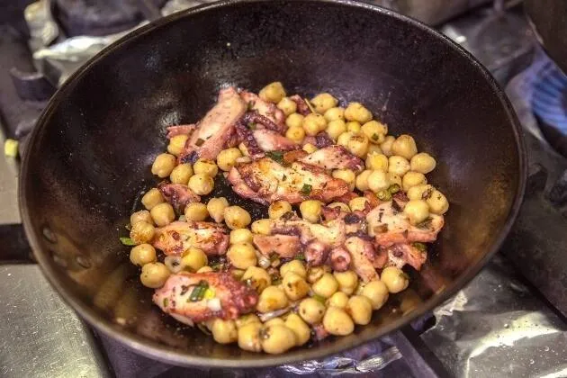 Pulpo con garbanzos de La Tartana