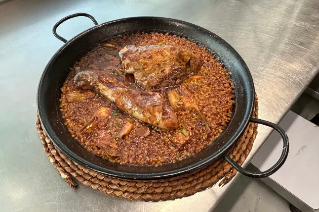 Arroz con Carxofa Prat y pollo ‘pota blava’ de 9Cèntric