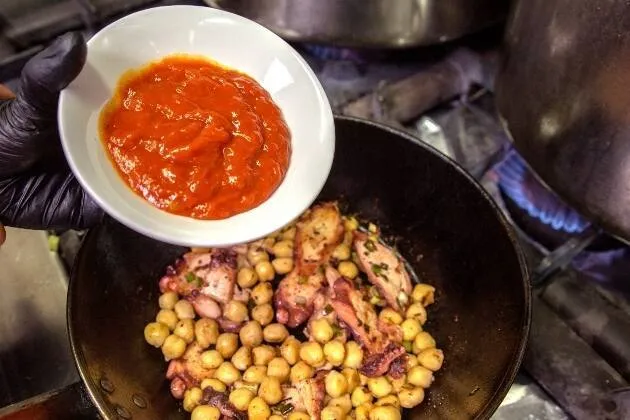 Pulpo con garbanzos de La Tartana