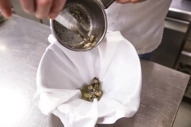 Boletus pinícola frescos con salsa de mantequilla de oveja, trufa y yema cuajada