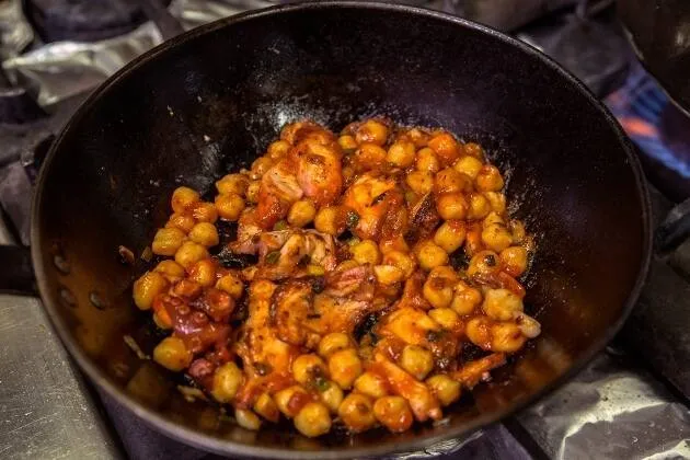 Pulpo con garbanzos de La Tartana