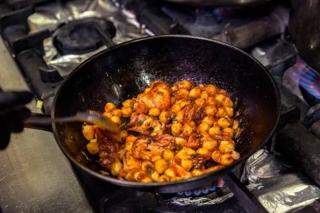 Pulpo con garbanzos de La Tartana