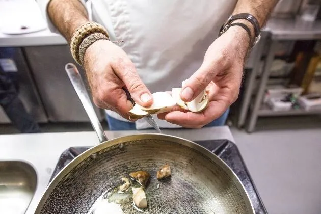 Boletus pinícola frescos con salsa de mantequilla de oveja, trufa y yema cuajada