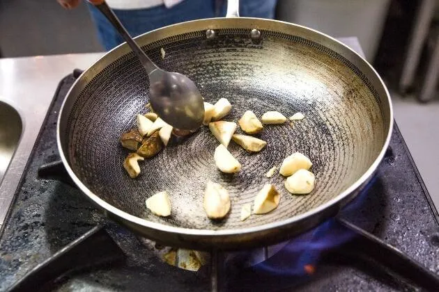 Boletus pinícola frescos con salsa de mantequilla de oveja, trufa y yema cuajada