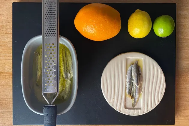 Boquerón marinado en cítricos con ajoblanco de mango