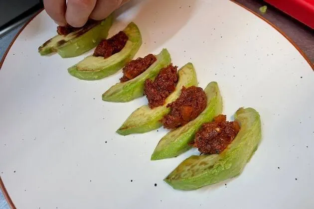 Aguacate a la brasa, tartar de tomate y espuma de queso 