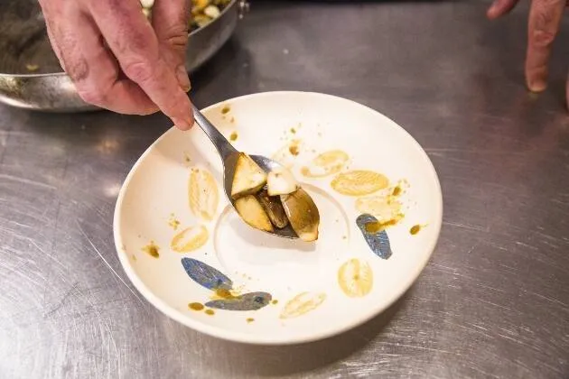 Boletus pinícola frescos con salsa de mantequilla de oveja, trufa y yema cuajada