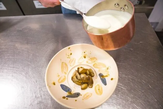 Boletus pinícola frescos con salsa de mantequilla de oveja, trufa y yema cuajada