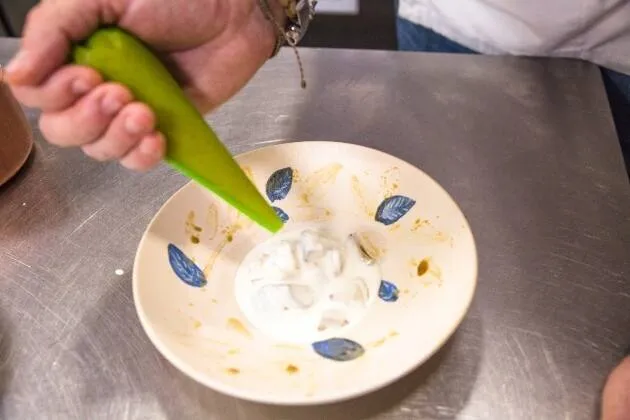 Boletus pinícola frescos con salsa de mantequilla de oveja, trufa y yema cuajada