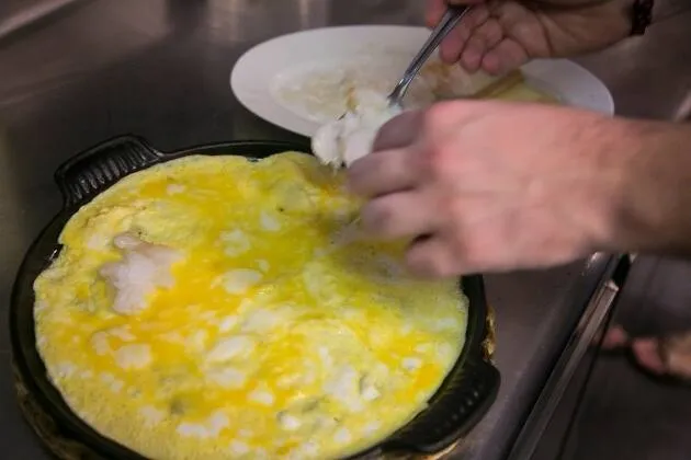 Tortilla abierta con bacalao