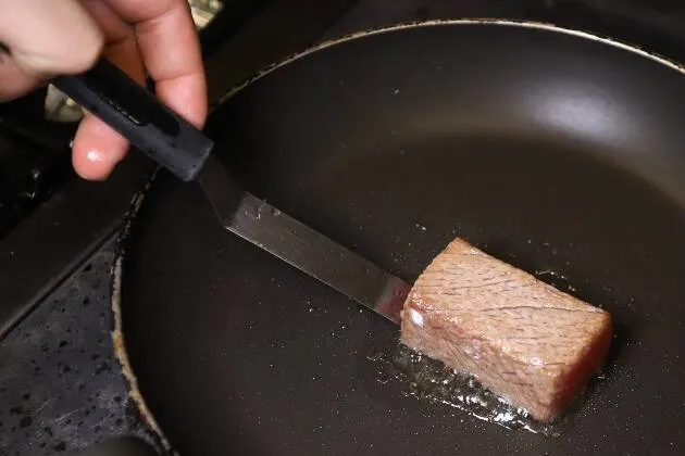 Tataki de atún con fricandó marinero de ventresca de atún y setas silvestres