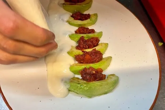 Aguacate a la brasa, tartar de tomate y espuma de queso 