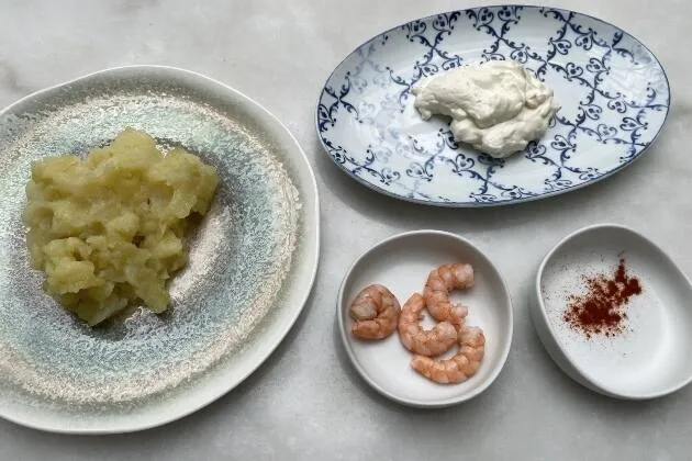 Ensaladilla de langostinos, huevo frito y pimentón