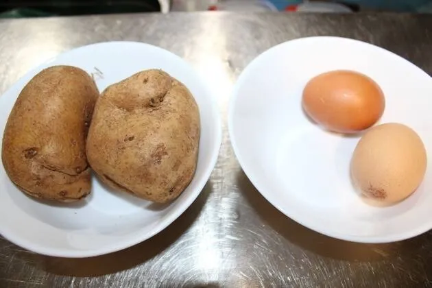 Huevos rotos con tartar de atún