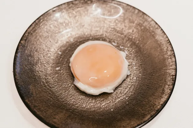 Tartar de atún rojo balfegó con crema de cacahuete y yuzu