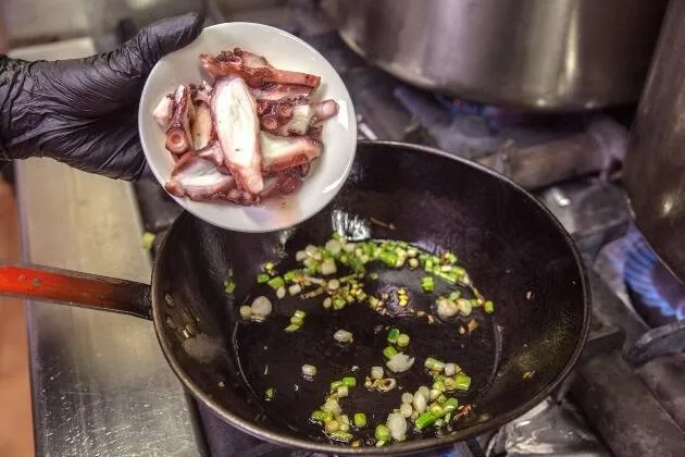 Pulpo con garbanzos de La Tartana