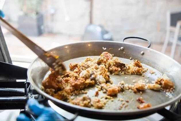 Arroz mar y montaña con pies de cerdo