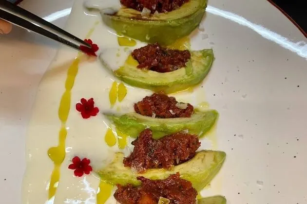 Aguacate a la brasa, tartar de tomate y espuma de queso 