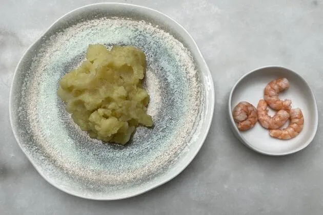 Ensaladilla de langostinos, huevo frito y pimentón