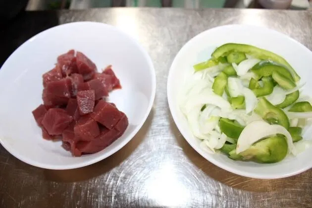 Huevos rotos con tartar de atún