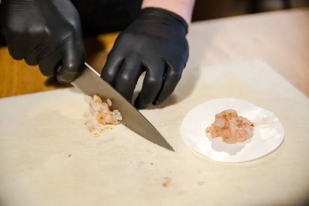 Berenjena a la llama, gamba blanca en grasa de txuleta madurada y caldo de cebollas asadas