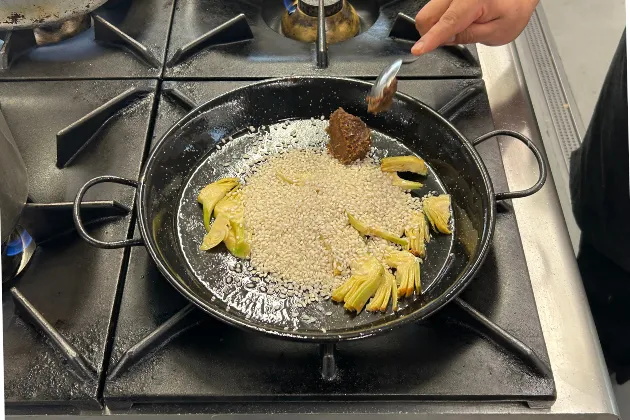 Arroz con Carxofa Prat y pollo ‘pota blava’ de 9Cèntric