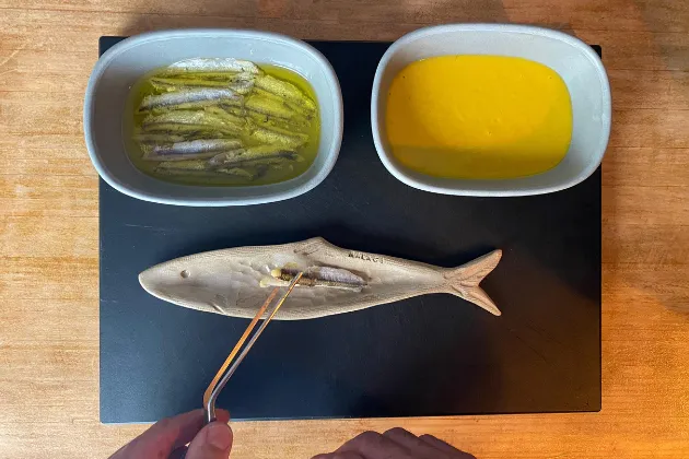 Boquerón marinado en cítricos con ajoblanco de mango