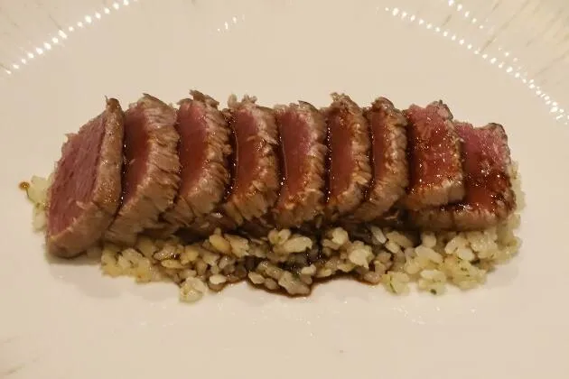 Tataki de atún con fricandó marinero de ventresca de atún y setas silvestres