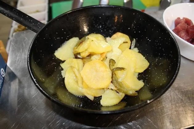 Huevos rotos con tartar de atún