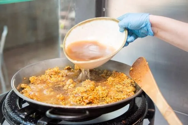 Arroz mar y montaña con pies de cerdo