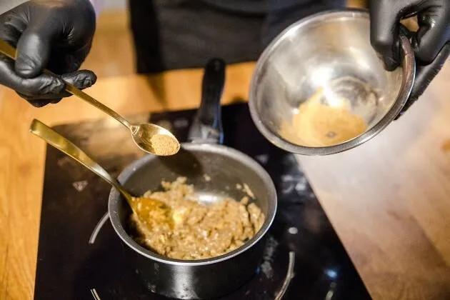 Berenjena a la llama, gamba blanca en grasa de txuleta madurada y caldo de cebollas asadas