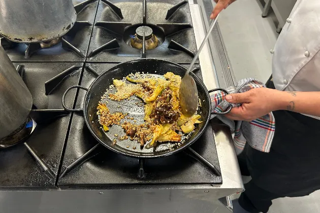 Arroz con Carxofa Prat y pollo ‘pota blava’ de 9Cèntric