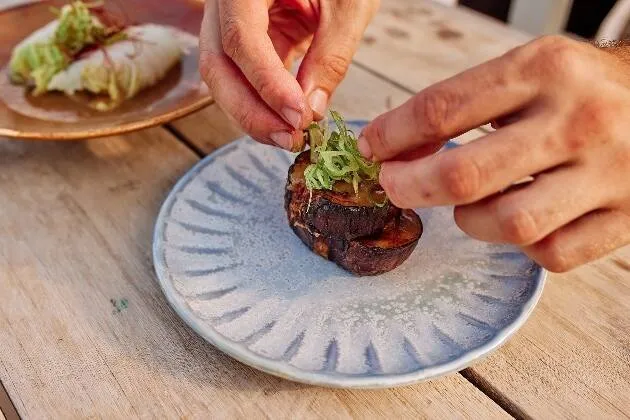 Rollos de cerdo negro ibicenco pochados en fondo de carne