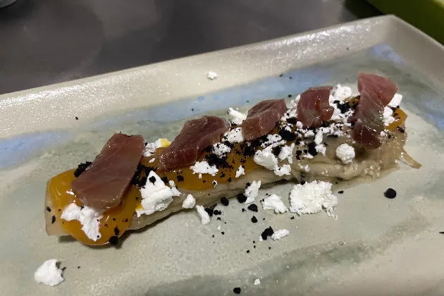 Berenjena asada a la llama, yema de huevo, queso feta y encurtidos