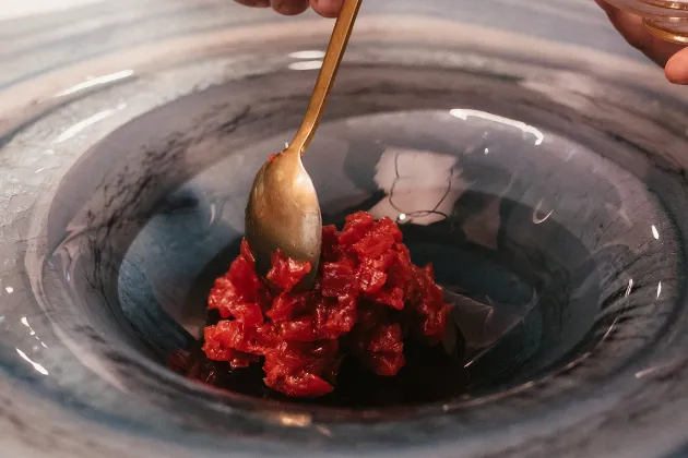 Tartar de atún rojo balfegó con crema de cacahuete y yuzu